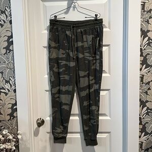 Splendid Camo Joggers, Sz XL. NWT